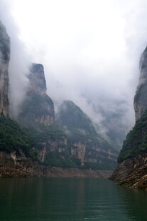 云雾缭绕的山水奇景