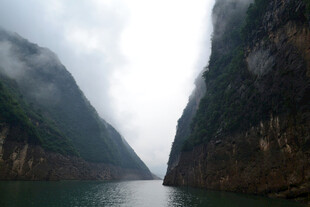 壮丽峡谷江水穿流