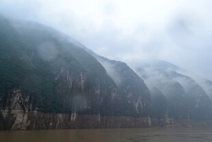 云雾缭绕的壮丽山水景观