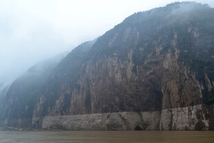 云雾缭绕的巍峨山景