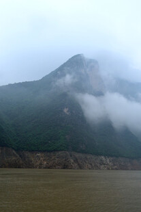 云雾缭绕的壮美山峦
