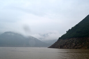云雾缭绕的江畔山水景