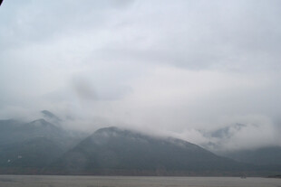 云雾缭绕的山峦景观