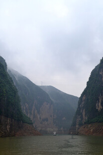 壮丽峡谷中的江水景观