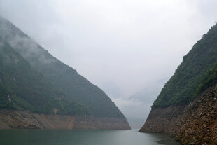 云雾缭绕的壮丽峡谷风光