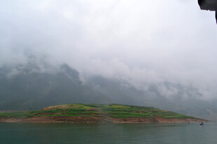 云雾缭绕的山水景致