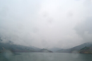 雾霭中的山水湖泊景色