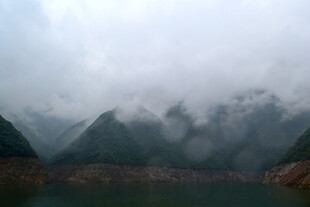 云雾缭绕的山水景致
