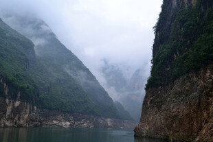 云雾缭绕的壮丽峡谷风光