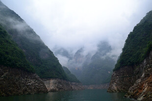云雾缭绕的壮丽峡谷风光