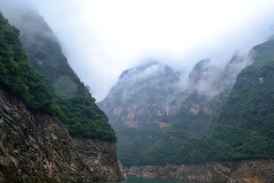 云雾缭绕中的壮丽峡谷