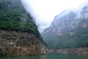 云雾缭绕的壮美山水峡谷