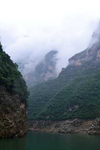 云雾缭绕的山水风光