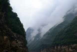 云雾缭绕的壮美峡谷