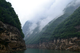 云雾缭绕的壮丽峡谷风光