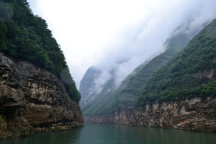 云雾缭绕的壮丽峡谷风光