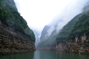 壮丽峡谷山水景观