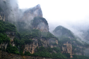 云雾缭绕的壮丽山峰