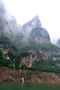 云雾缭绕的山水美景