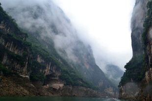 云雾缭绕的壮丽峡谷景观