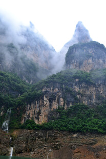云雾缭绕的壮丽山景