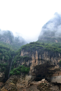 云雾缭绕的壮丽山景