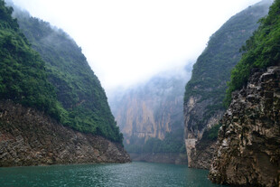 壮丽峡谷中的碧绿江水
