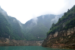 山水相依的壮丽峡谷风光