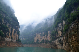 云雾缭绕的壮丽峡谷风光