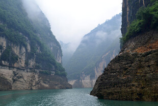壮丽峡谷中的碧绿江水