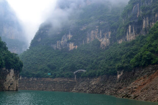 云雾缭绕的山水美景
