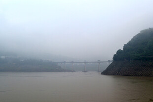 雾中江畔景