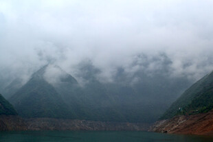 云雾缭绕的山水景致