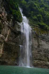 山间飞瀑 碧潭绿水美景
