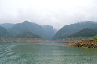山水相依的静谧湖景