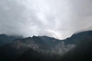 云雾缭绕的山峦景色