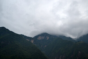 云雾缭绕的壮美山峦