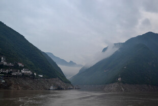 壮丽山水间的江景风光