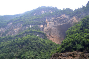 壮丽山间绿意盎然景象