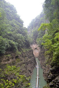 山间幽径穿行于翠绿峡谷