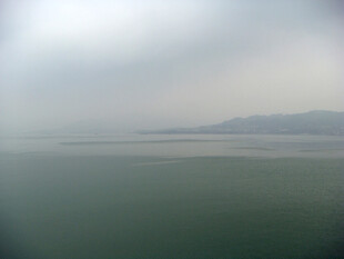海上远景 云雾笼罩的海面