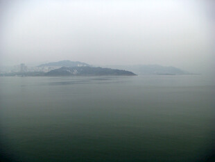 雾中朦胧海景
