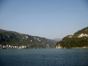 湖畔山峦美景