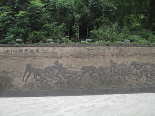 林间浮雕 展现动态场景