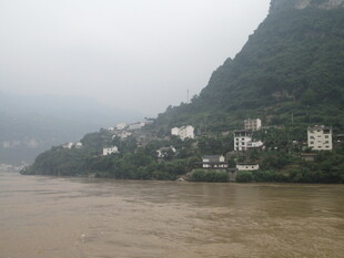 江边山峦上的错落民居