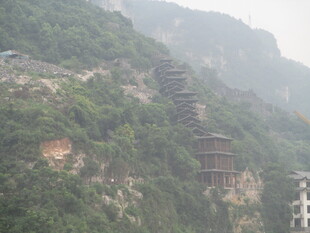 山间古建筑群隐于葱郁山林