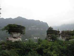 云雾缭绕的奇特山峦景观