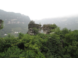 山间绿意盎然的独特景致
