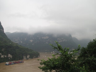 云雾缭绕的山水风光