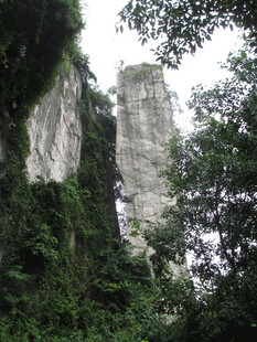 峻峭山峰被绿植环绕